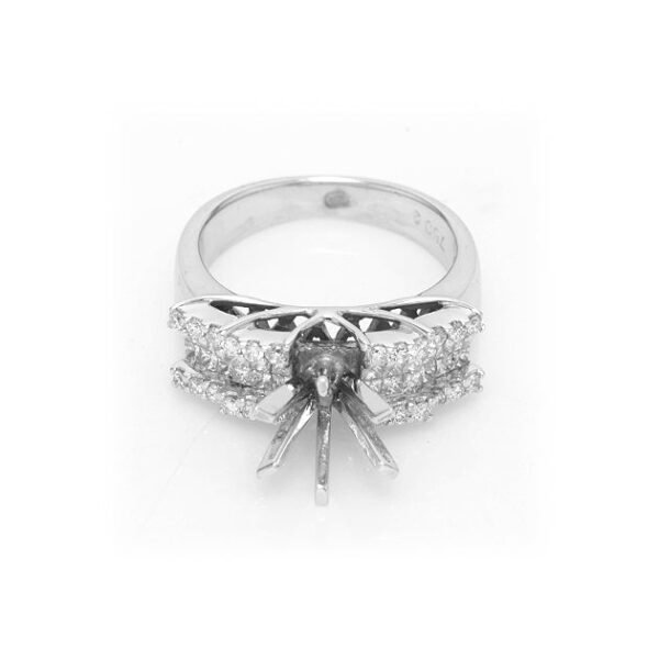 Radiant Elegance: 18K White Gold and Diamond Solitaire