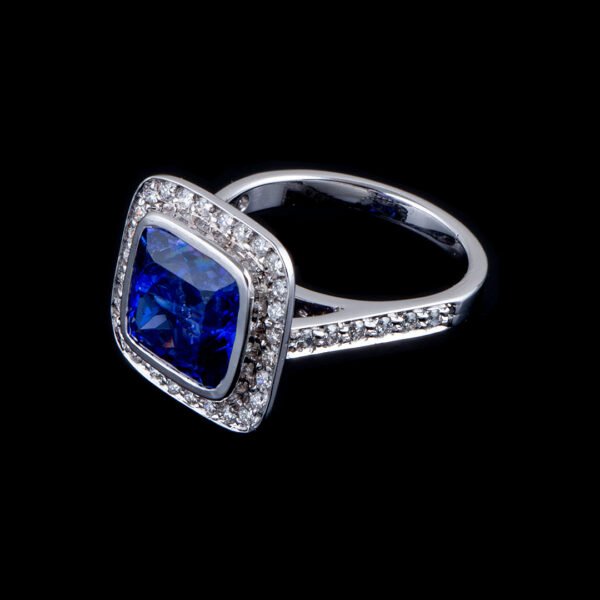 18K White Gold Tanzanite and Diamond Ring - Image 4